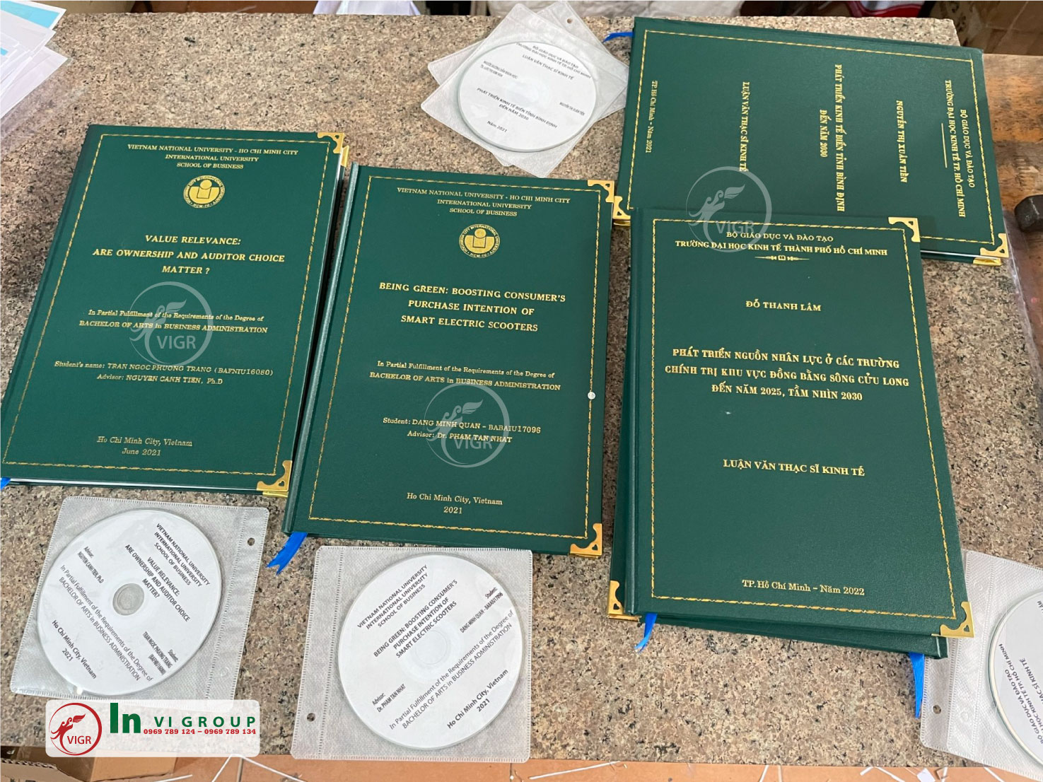 Bìa mạ vàng HCM City International University
