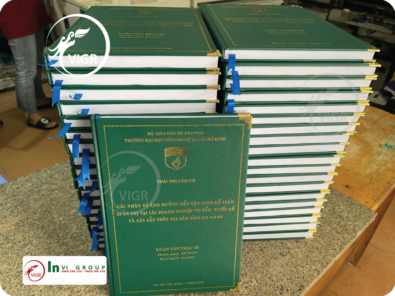 Bìa Mạ Vàng Đại Học HUTECH